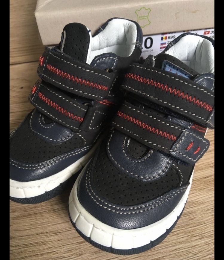 Chaussures garçon: Neue Lederhalbschuhe Grösse 20 – Neuf avec emballage d'origine à Selzach par SB09