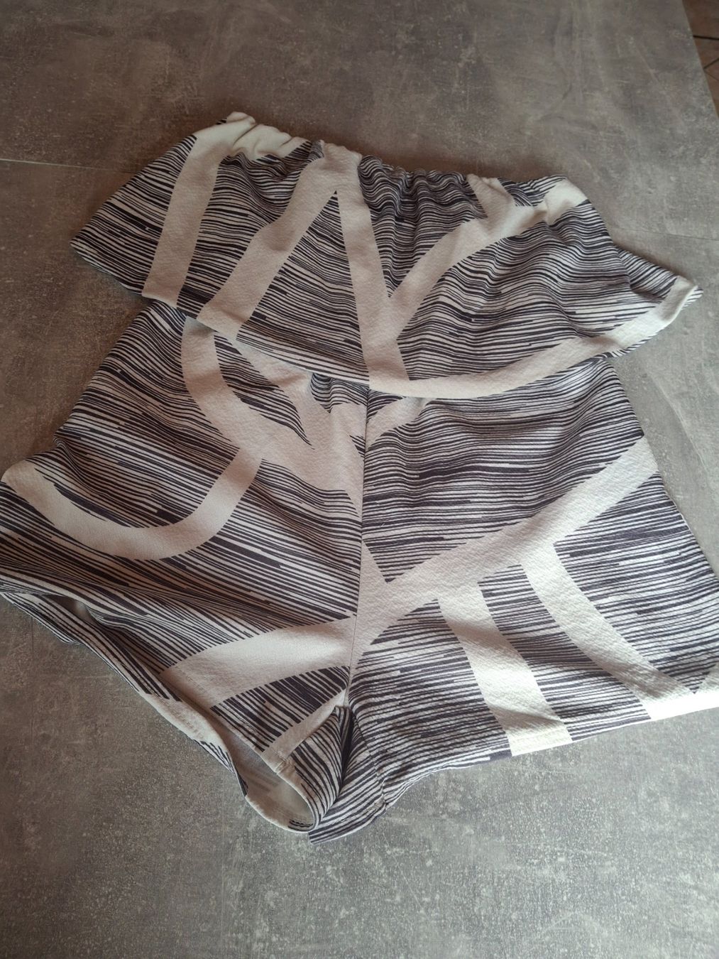 Hosen: Short original avec volant sur le haut taille S – Gebraucht aus Villiers von san_jn5w