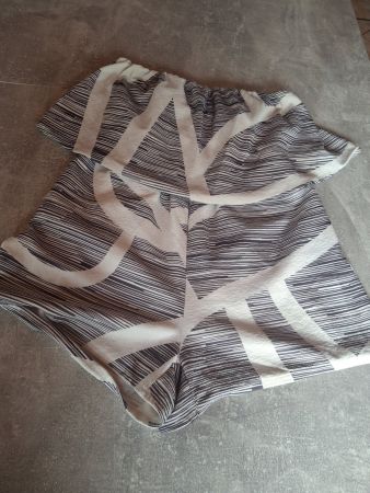 Short original avec volant sur le haut taille S
