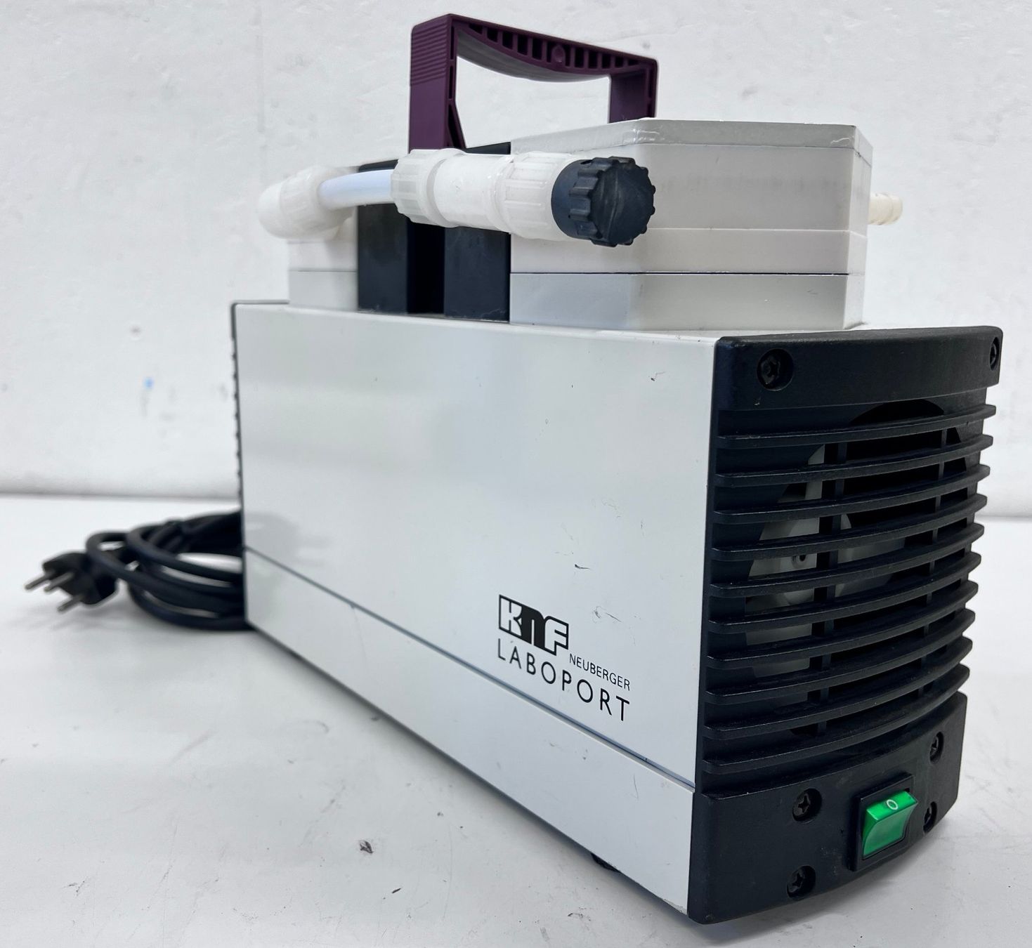Accessori da laboratorio: KNF Membranvakuumpumpe N820.3FT.19 – Usato da Niederdorf venduto da LeptonAG_Labor