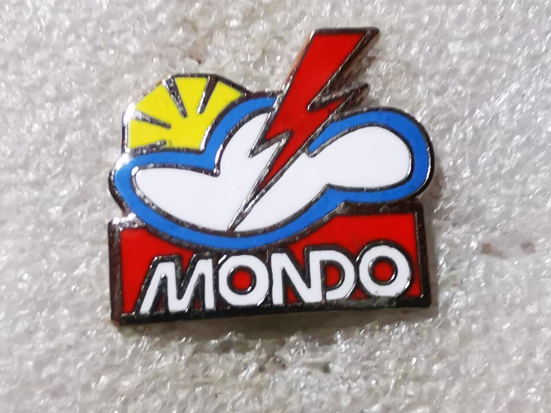 Plaketten & Abzeichen: Ansteckpin 94: Mondo – Gebraucht aus Oppligen von Pin-Fall-Shop