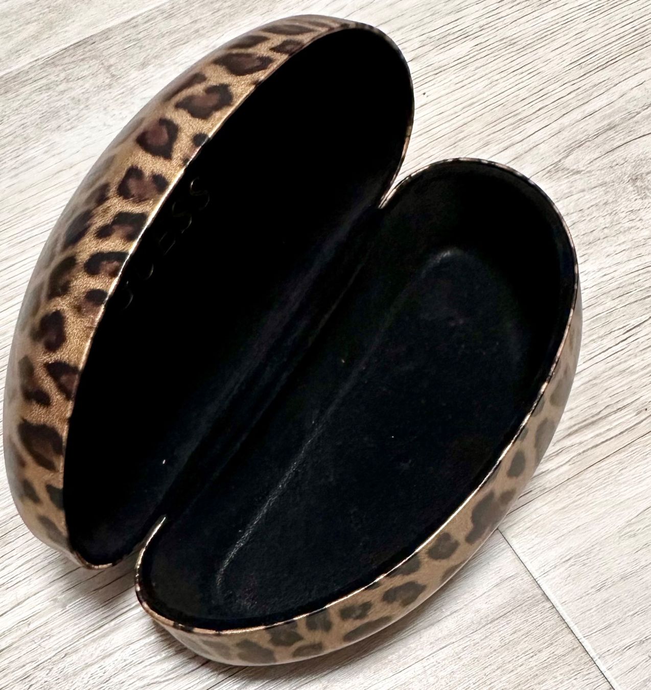 Guess Altro in  Abbigliamento & Accessori: GUESS Vikky Brillenetui Leopard gross – Usato da Rickenbach b. Wil venduto da sunneschii_ 7