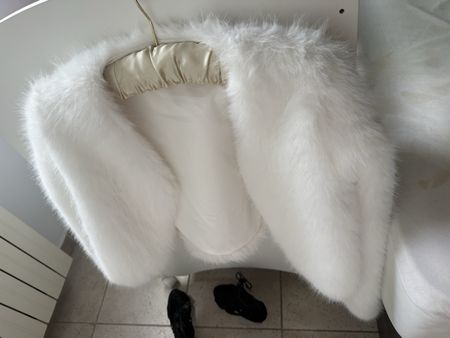 Weiße Felljacke für Hochzeitskleid