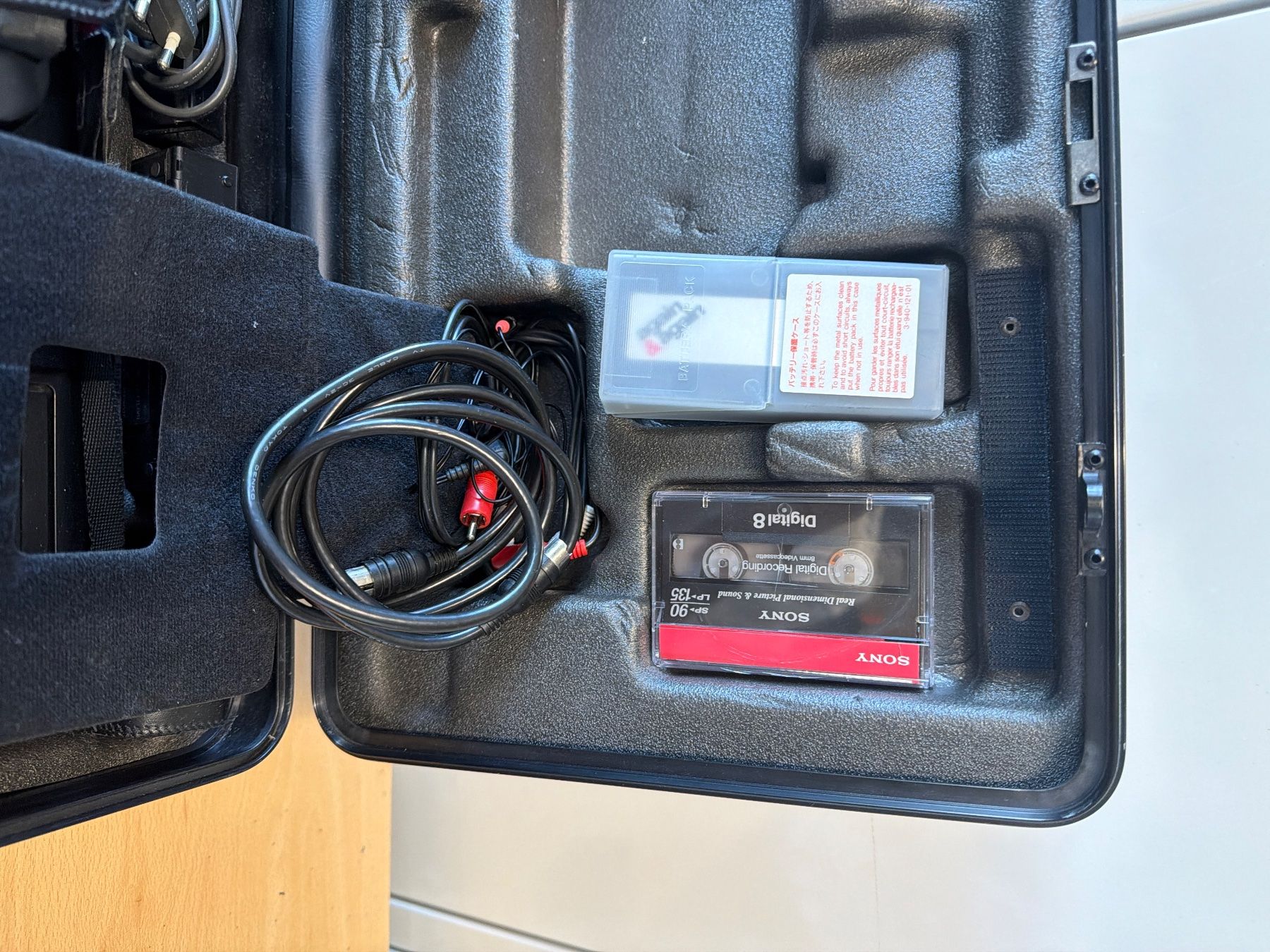 Sony Videocamere: Sony Camcorder CCD-V8AF-E mit Koffer gebraucht – Nuovo (secondo la descrizione) da St. Gallen venduto da ima_h6l9 3
