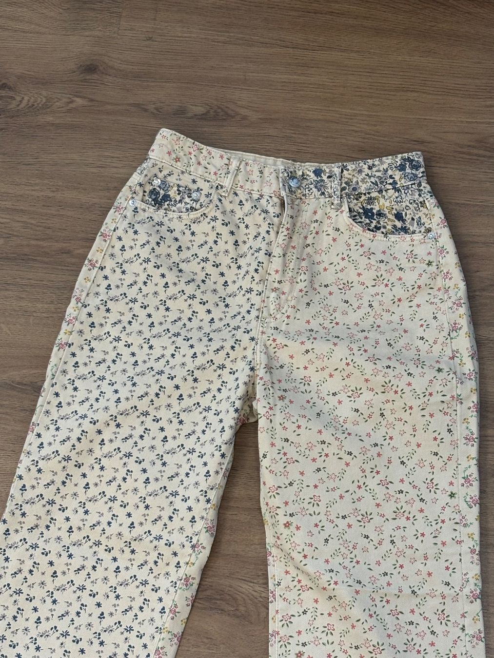 Pull&Bear Jeans: Jeans Vintage Style Blumen - Pull and bear - Gr. 36 – Usato da Brügg BE venduto da rutschimedizin 1