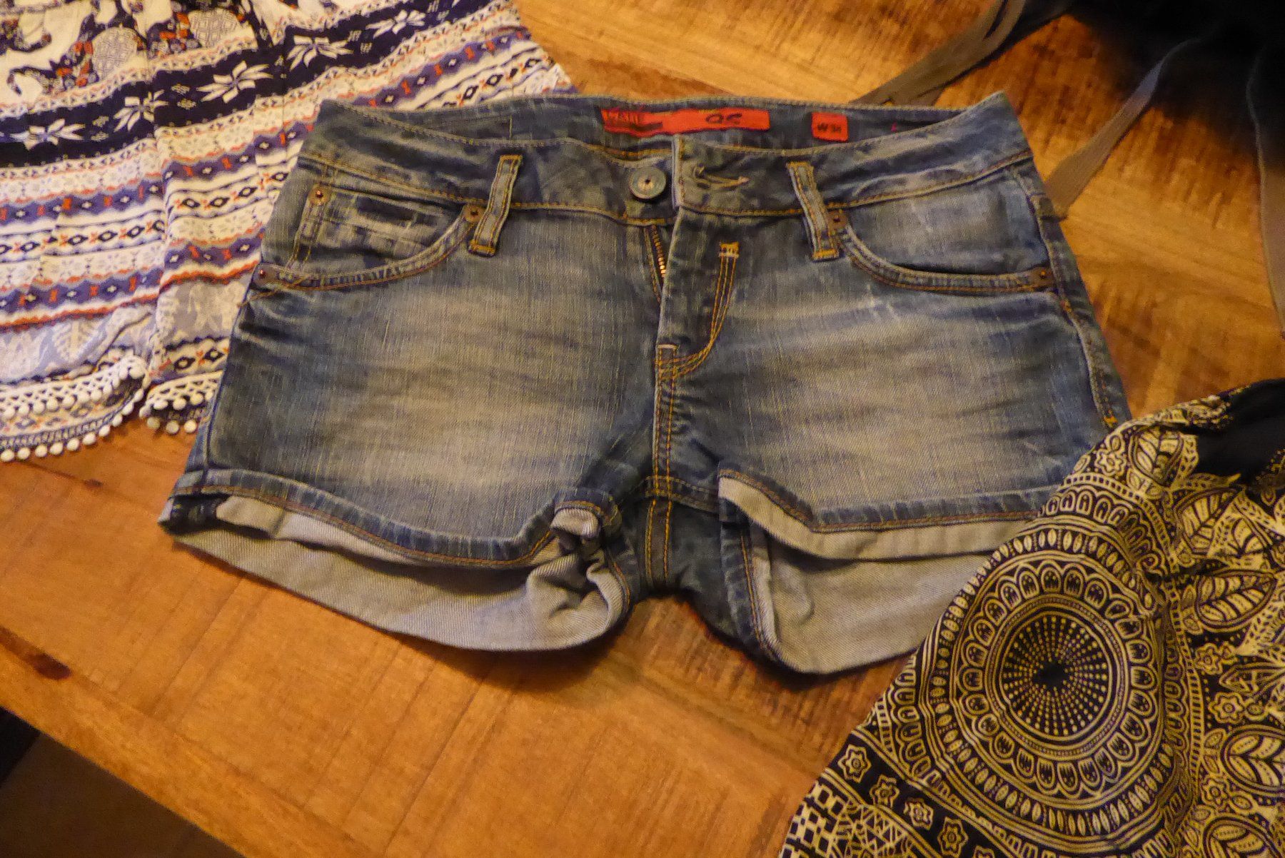 Lotti di vestiti: 4 Kurze Sommer Hosen Gr S Zebra QS ect – Usato da Sargans venduto da Benziner 3