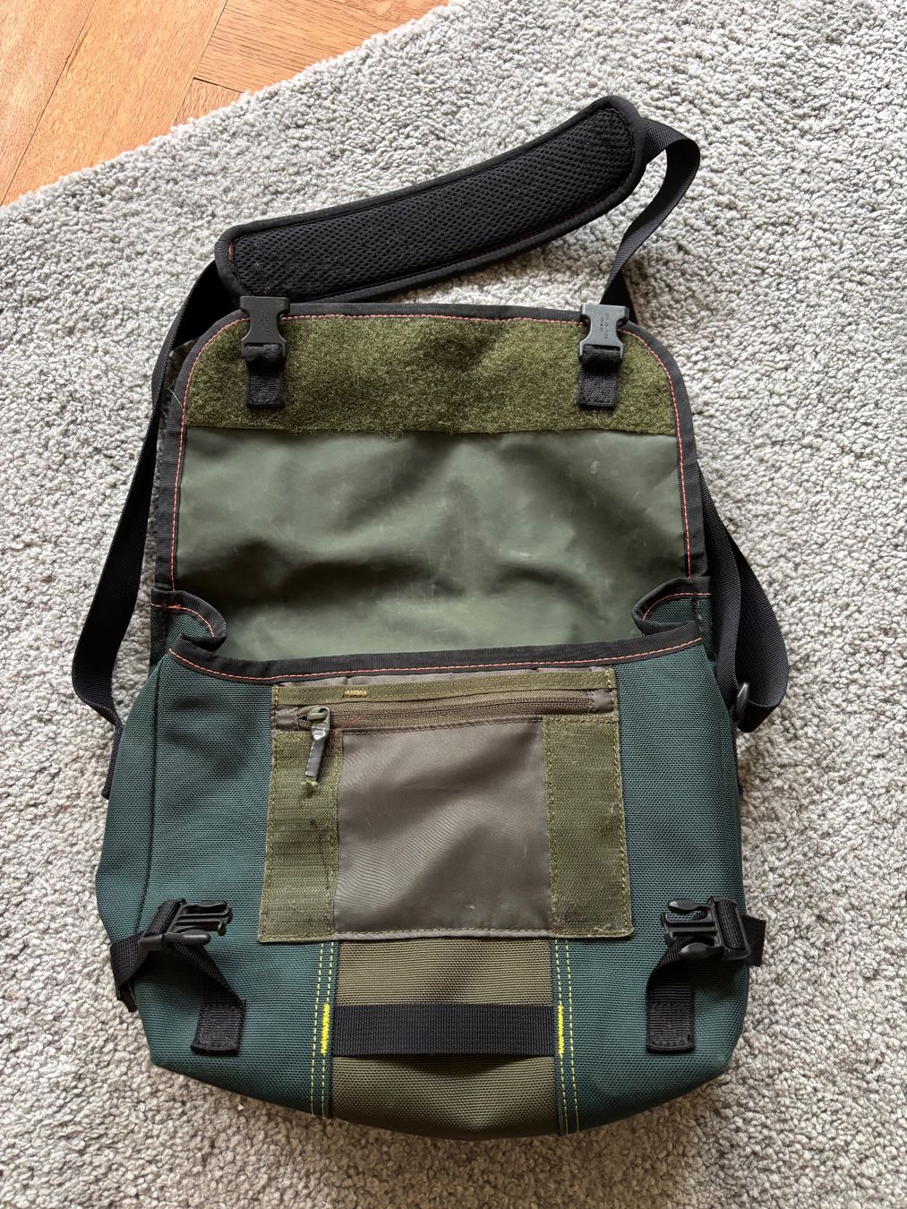 Timbuk2 Borse: Timbuk2 Umhängetasche Army – Usato da Basel venduto da Rose9917 1