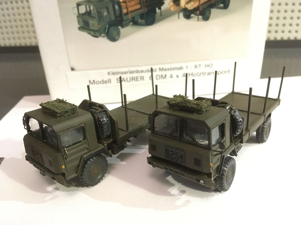 2x SAURER Militär 6DM 4x4 Holztrans 1:87 H0 OVP Peter Romano (Neu und ...