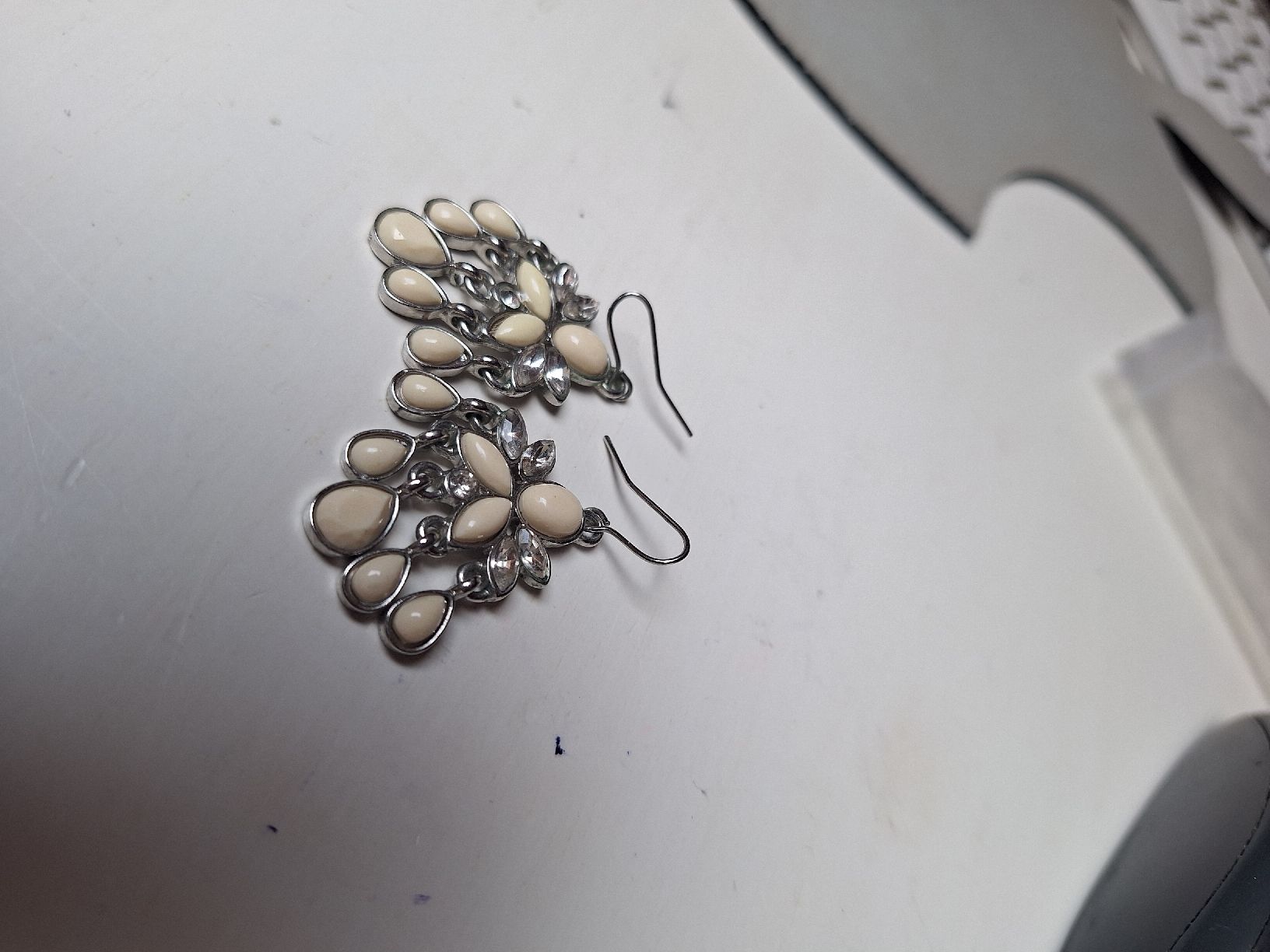 Orecchini pendenti & Orecchini a lobo: Élégantes boucles d'oreilles pendantes – Usato da Crans VD venduto da Yobia8 1