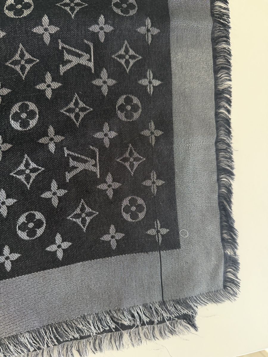 Louis Vuitton Foulard & Sciarpe: Louis Vuitton Monogram Shine Tuch Original  – Usato da Bachenbülach venduto da narapopo 4