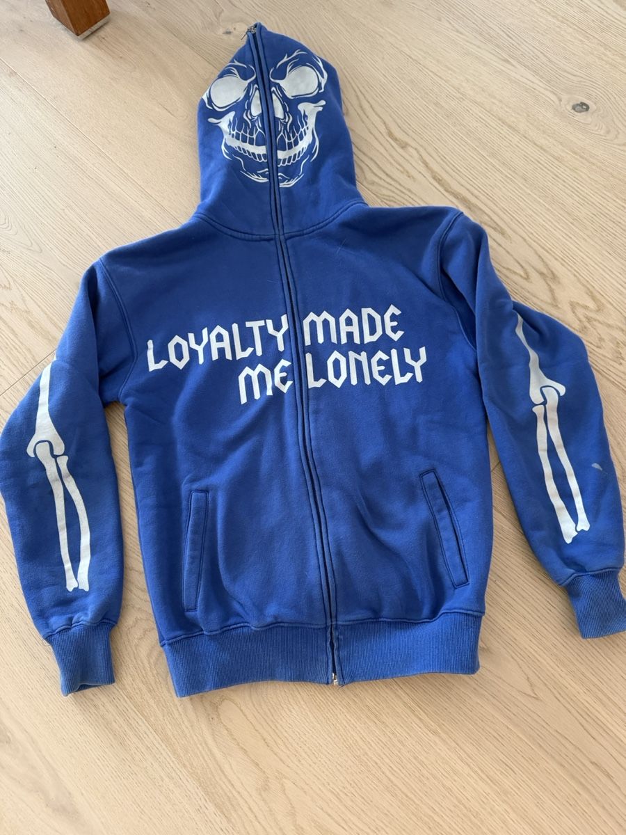 Maglioni & Felpe: Blauer Kapuzenpullover mit Skelett-Motiv, Grösse M – Usato da Hergiswil NW venduto da bar_55lf
