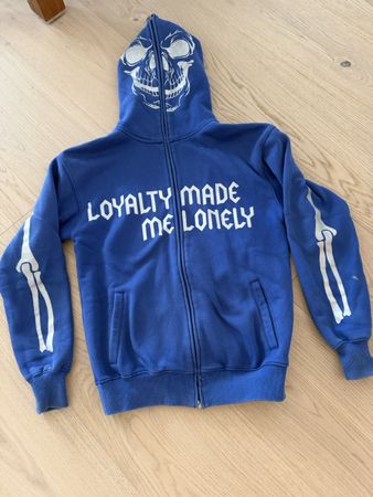 Blauer Kapuzenpullover mit Skelett-Motiv, Grösse M