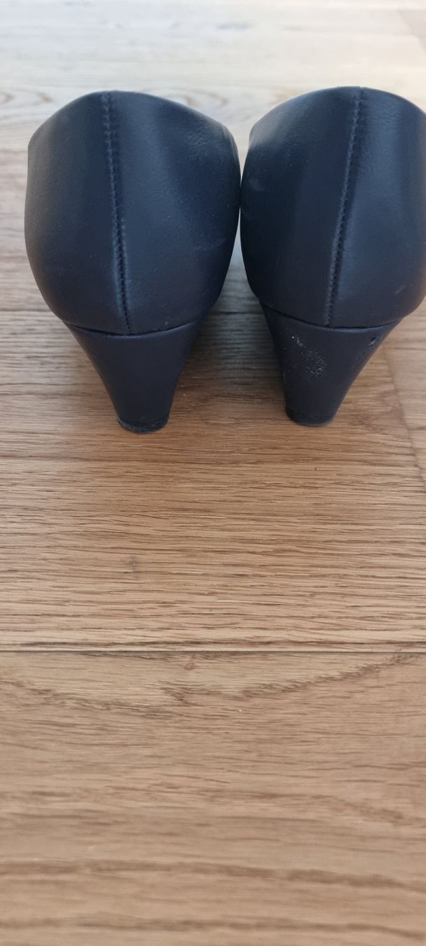 Scarpe da donna: 2er-Set_ Damenschuhe Grösse 38-39 – Usato da Lachen SZ venduto da allesweg78 4