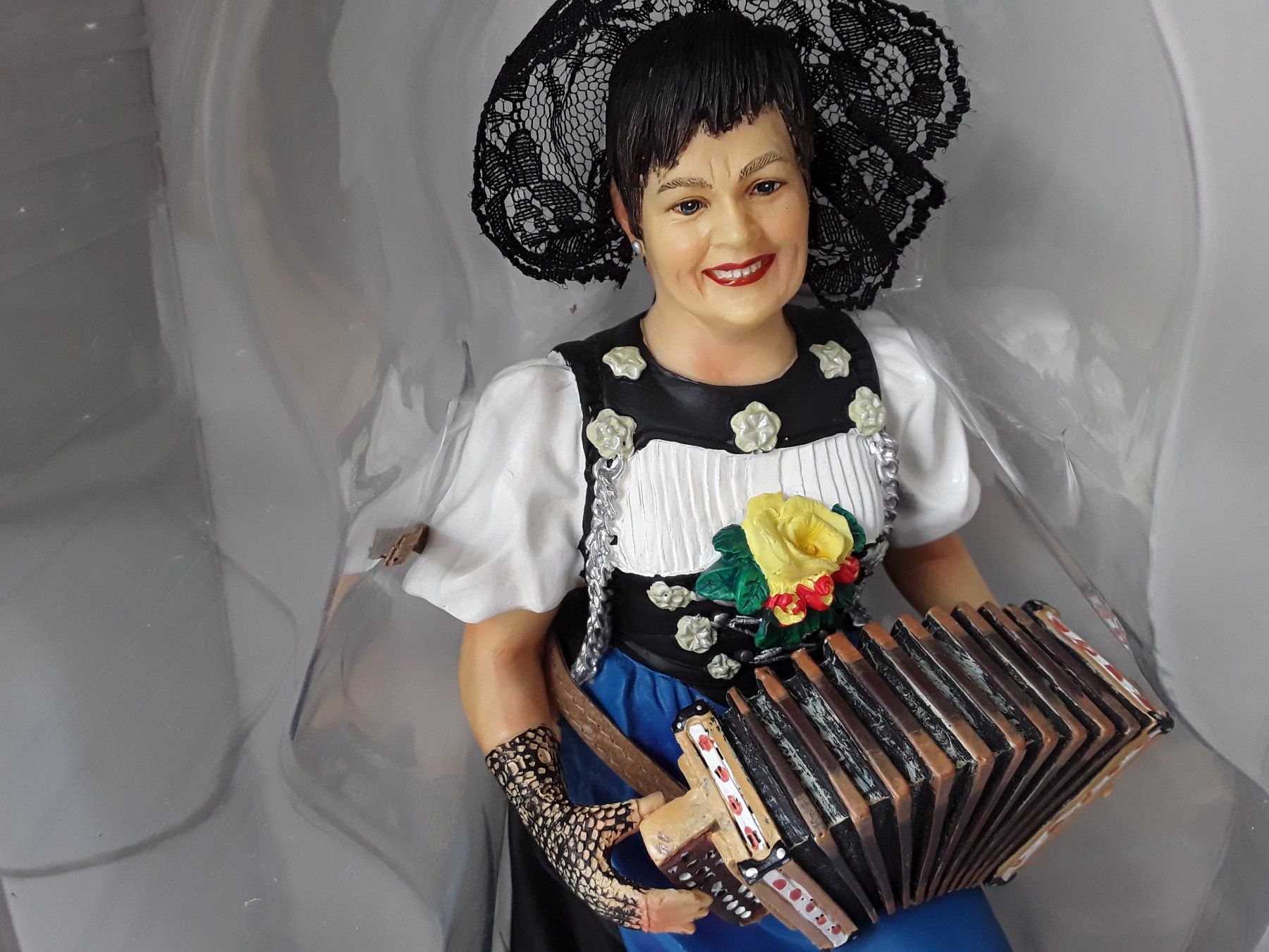 Statuette: SWISS FIGURES  SCHWYZERÖRGELERIN – Nuovo e nell'imballaggio originale da Heimberg venduto da Samprof 2