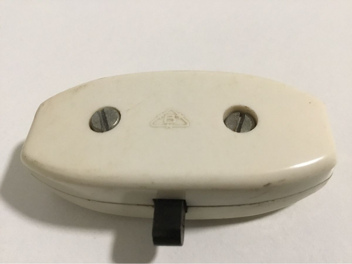 Interruttori: Alter Lichtschalter /Elektroschalter 2 A 250 V – Usato da Kreuzlingen venduto da Schuggerman