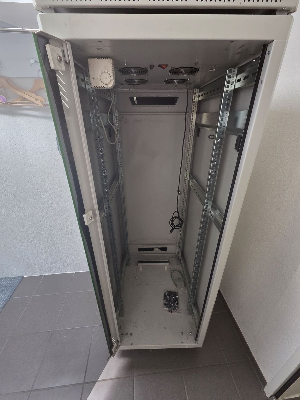 Racks & Supports: Serverrack 19 Zoll mit Belüftung – D'occasion à Egg b. Zürich par HansenCH 1