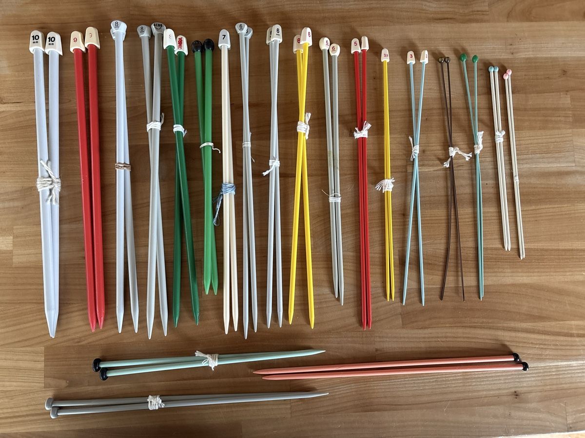 Ferri: Stricknadeln Lot / Kunststoff Nadeln – Usato da Rümlang venduto da resale35