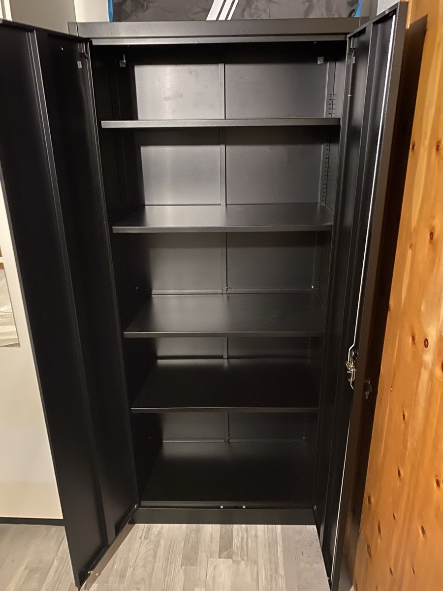 Armadi: Metall Schrank – Usato da Oberiberg venduto da Futurach