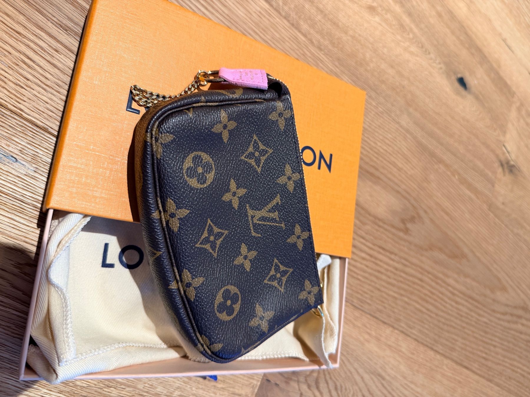 Louis Vuitton Taschen für Damen: 100% ORIGINAL LOUIS VUITTON MINI POCHETTE SPECIAL EDITION – Gebraucht aus Küssnacht am Rigi von Grittibaenz 3