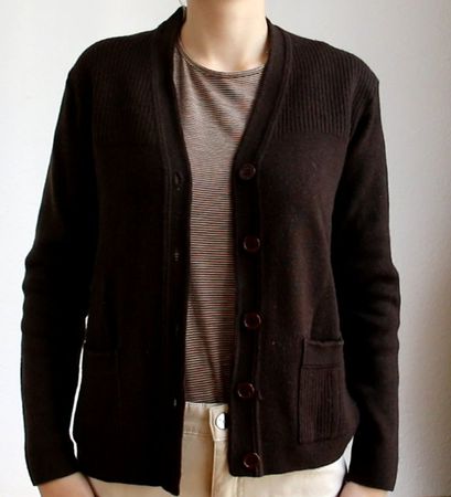 Dunkelbraune Strickjacke mit weinroten Knöpfen Gr. S