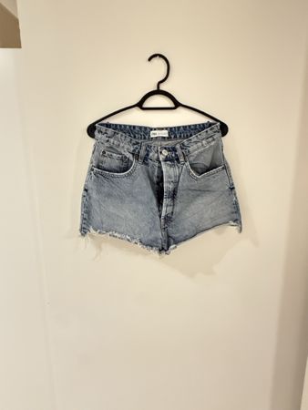 Short en jean Zara déchiré, taille 38, parfait pour l'été