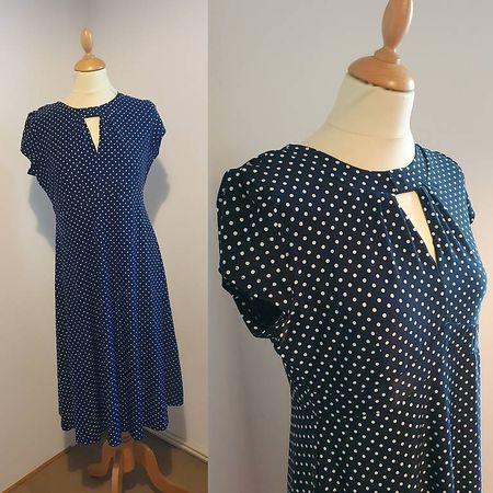 Robe bleue à pois blanc
