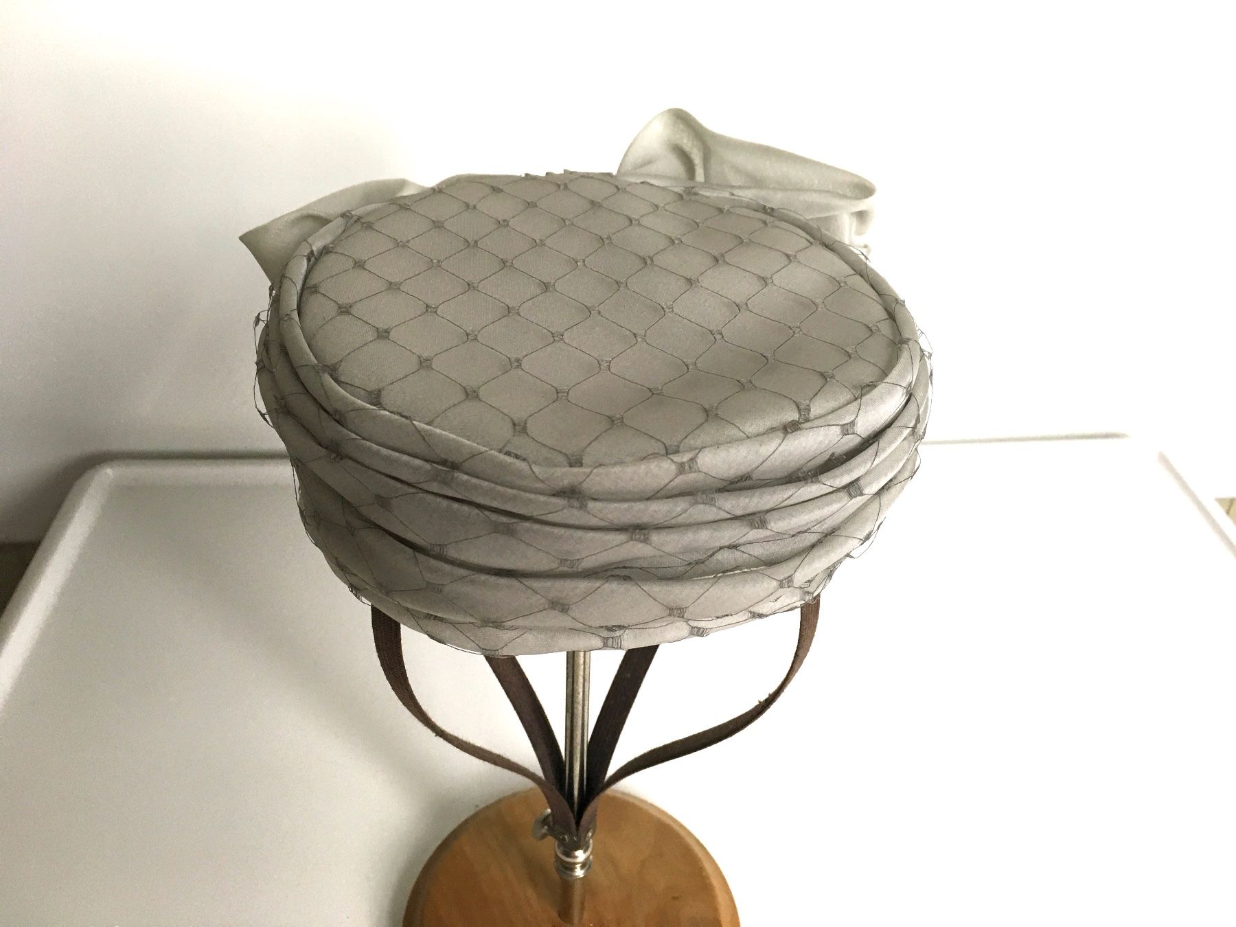 Copricapi, berretti & cappellini: Vintage, Original, Pillbox, Damenhut, hellgrau, 1960er J. – Usato da Bühler venduto da tashina96 3