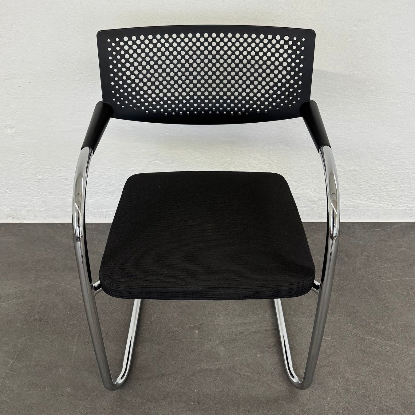 Vitra Sedie: Vitra Visavis 2 Freischwinger - stapelbar - Anthrazit - ohne – Usato da Schönenwerd venduto da mcofficeshop
