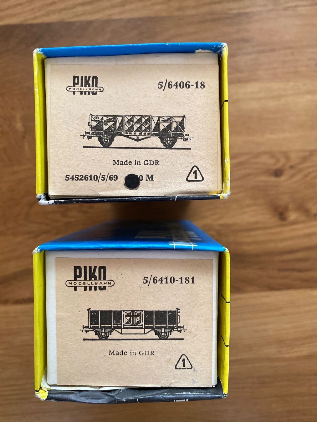 Piko Modellini di ferrovie: 2 Güterwagen H0 von Piko – Nuovo e nell'imballaggio originale da Frauenkappelen venduto da leola1973 2