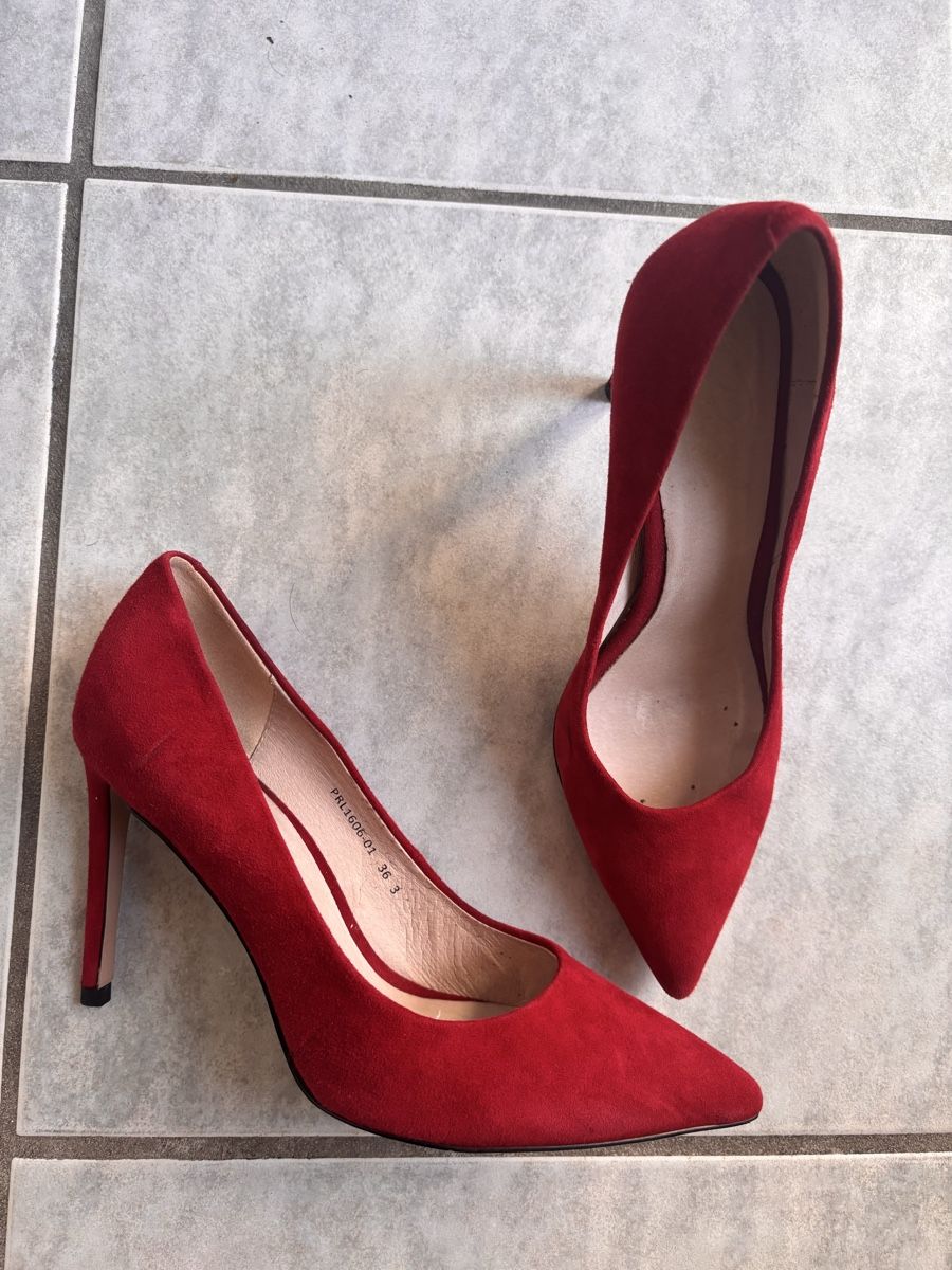 Scarpe da donna: Red suede heels – Usato da Oberrohrdorf venduto da api_s6d2 2