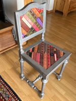 Originaler Stuhl mit Kissen aus Büchern, Esstuhl