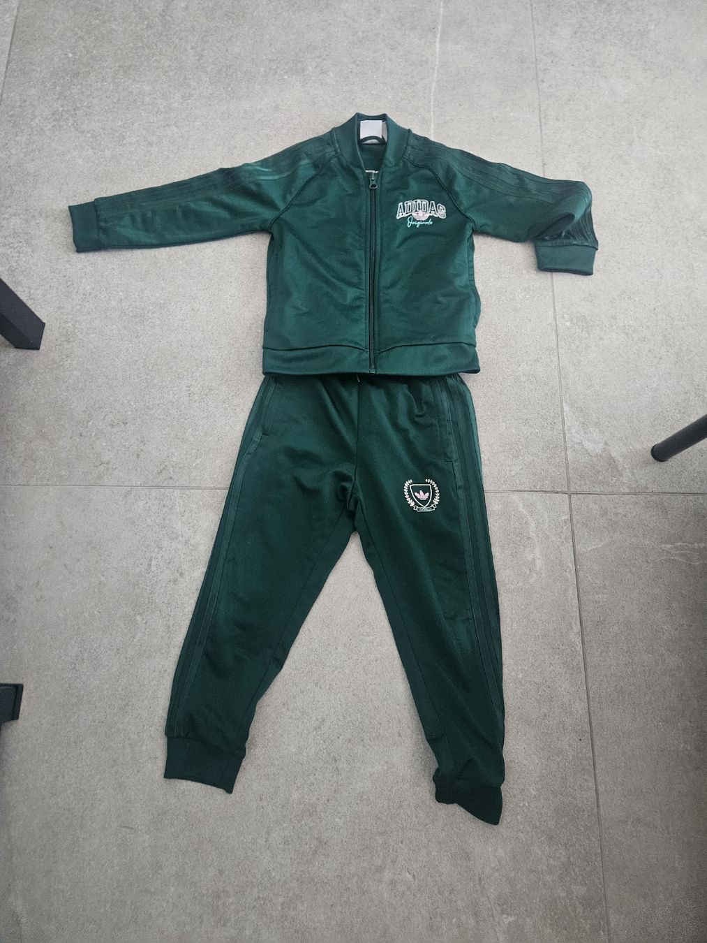 Adidas Completi: Adidas Trainingsanzug grün, Grösse 116 – Usato da Zwingen venduto da kajamido1