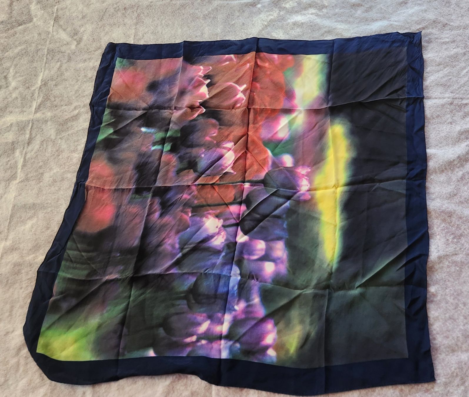 Foulard & Sciarpe: Foulard en soie imprimé fleuri – Usato da Niedergösgen venduto da Eva2410 1