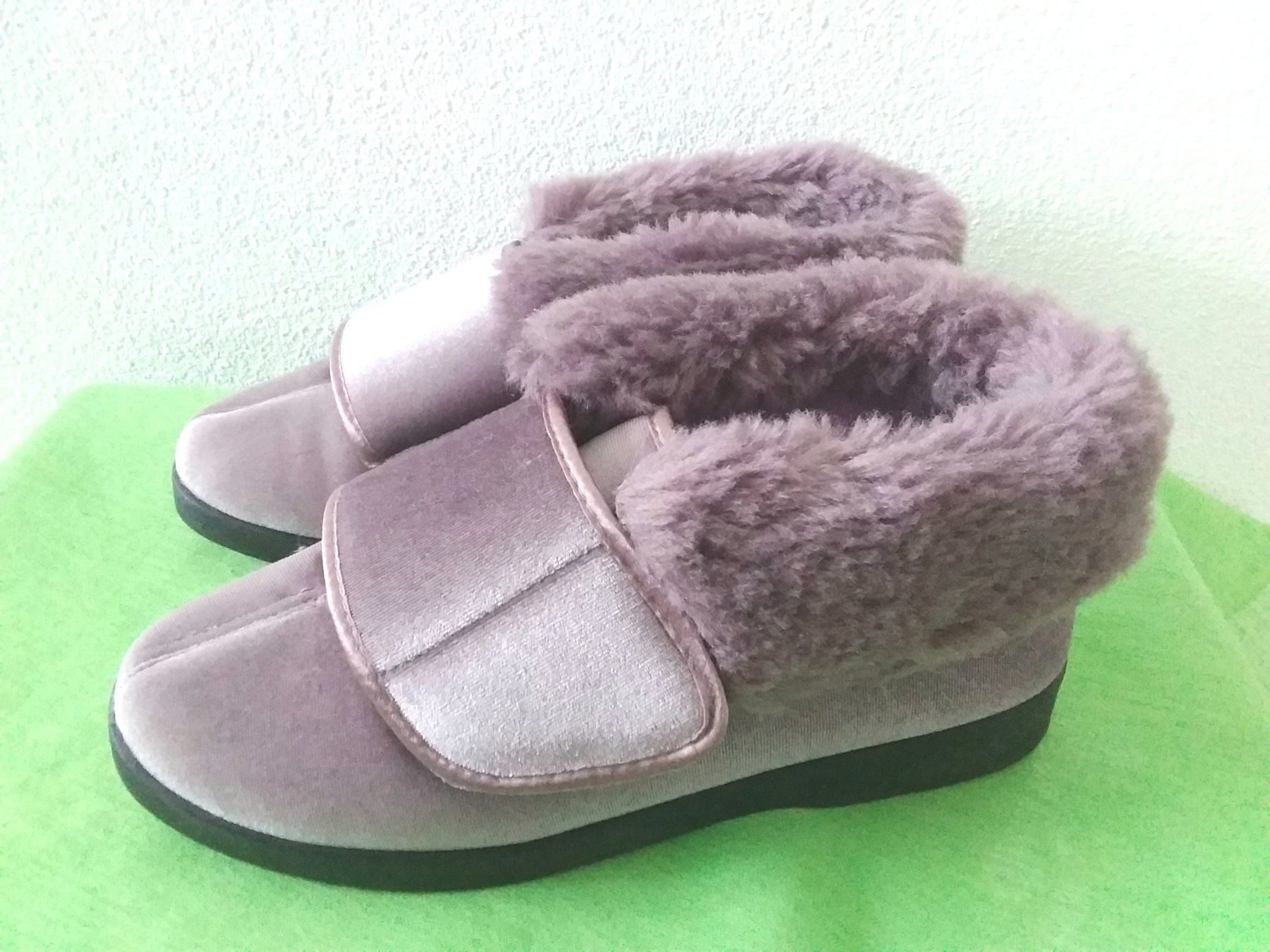 Scarpe da donna: Kuschlige Hausschuhe, Gr 40 – Usato da Uitikon Waldegg venduto da Risibisi7
