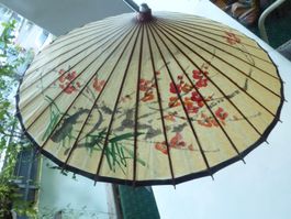 ein schöner asiatischer Schirm aus Holz