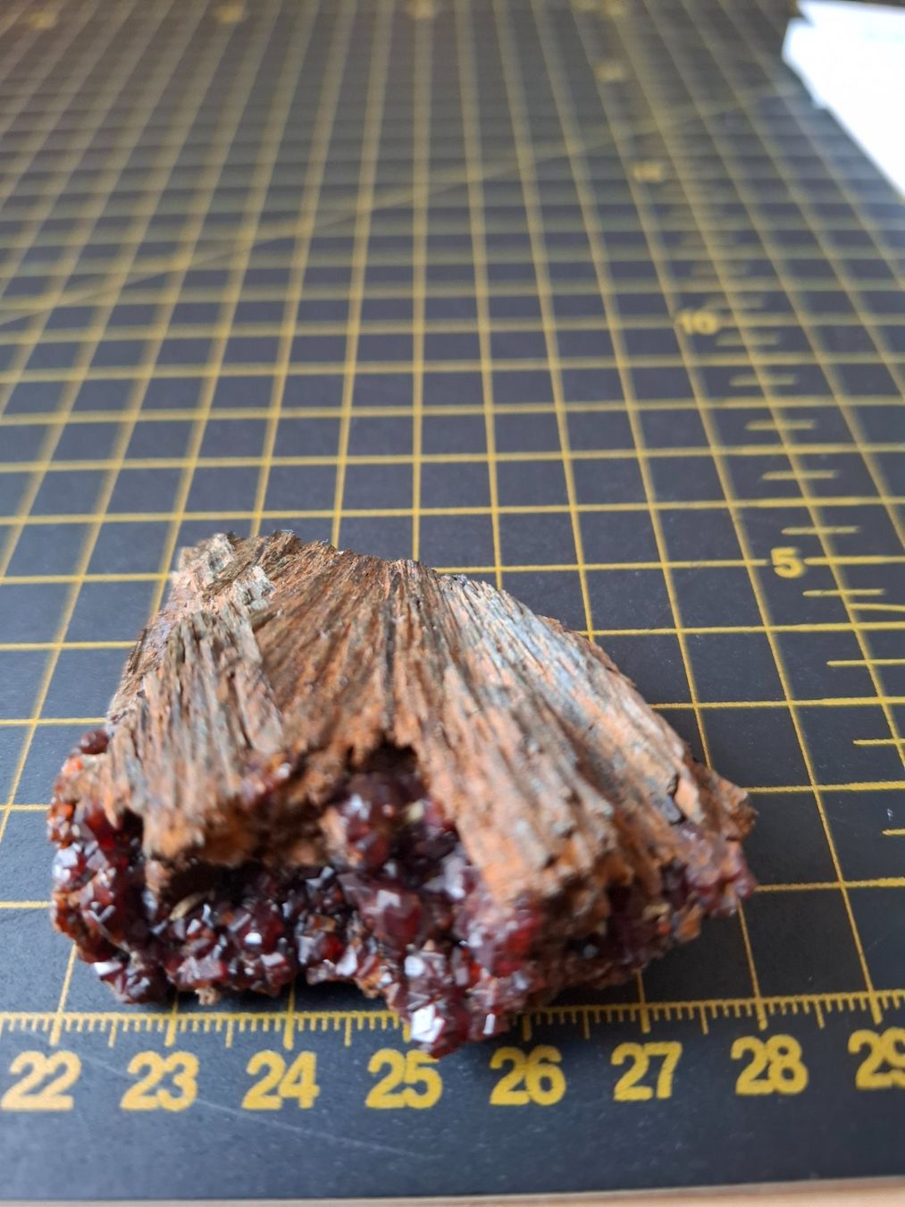 Minerali & Pietre curative: Ein Mineral mit Granaten – Usato da Zwieselberg venduto da Halifaxmendusli 1