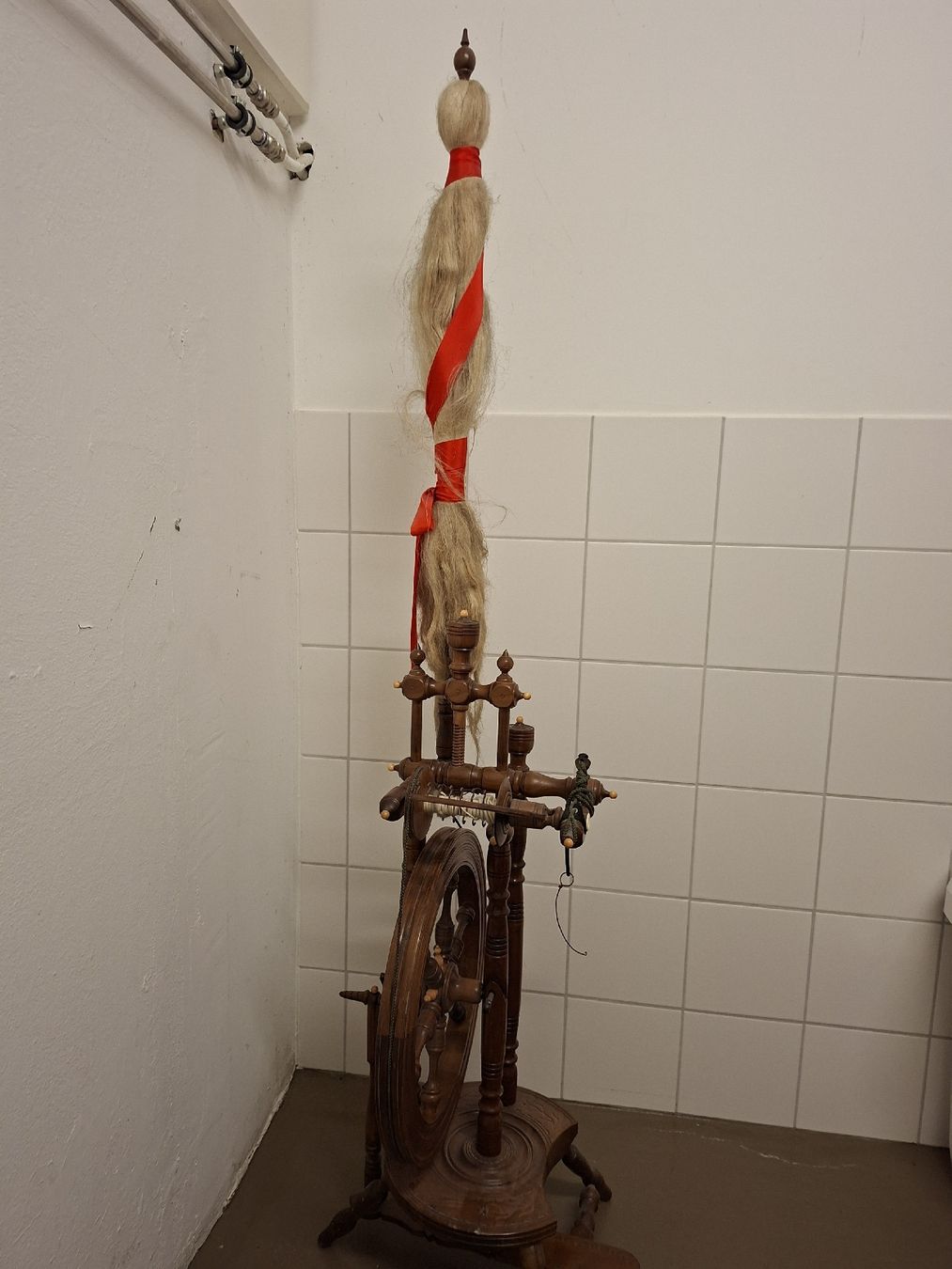 Ruote per filare: Antikes Spinnrad aus Holz mit Garnrolle,  – Usato da Olten venduto da Mezopotamya 5