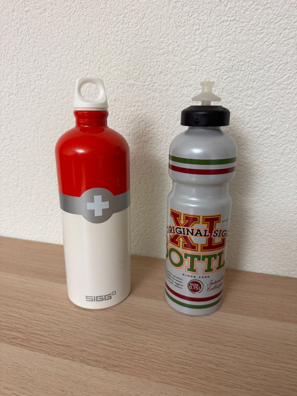 Sigg Borracce & Thermos: SIGG Trinkflasche / Bottle neu, plus Geschenk – Nuovo (secondo la descrizione) da Embrach venduto da Rondamaro 2
