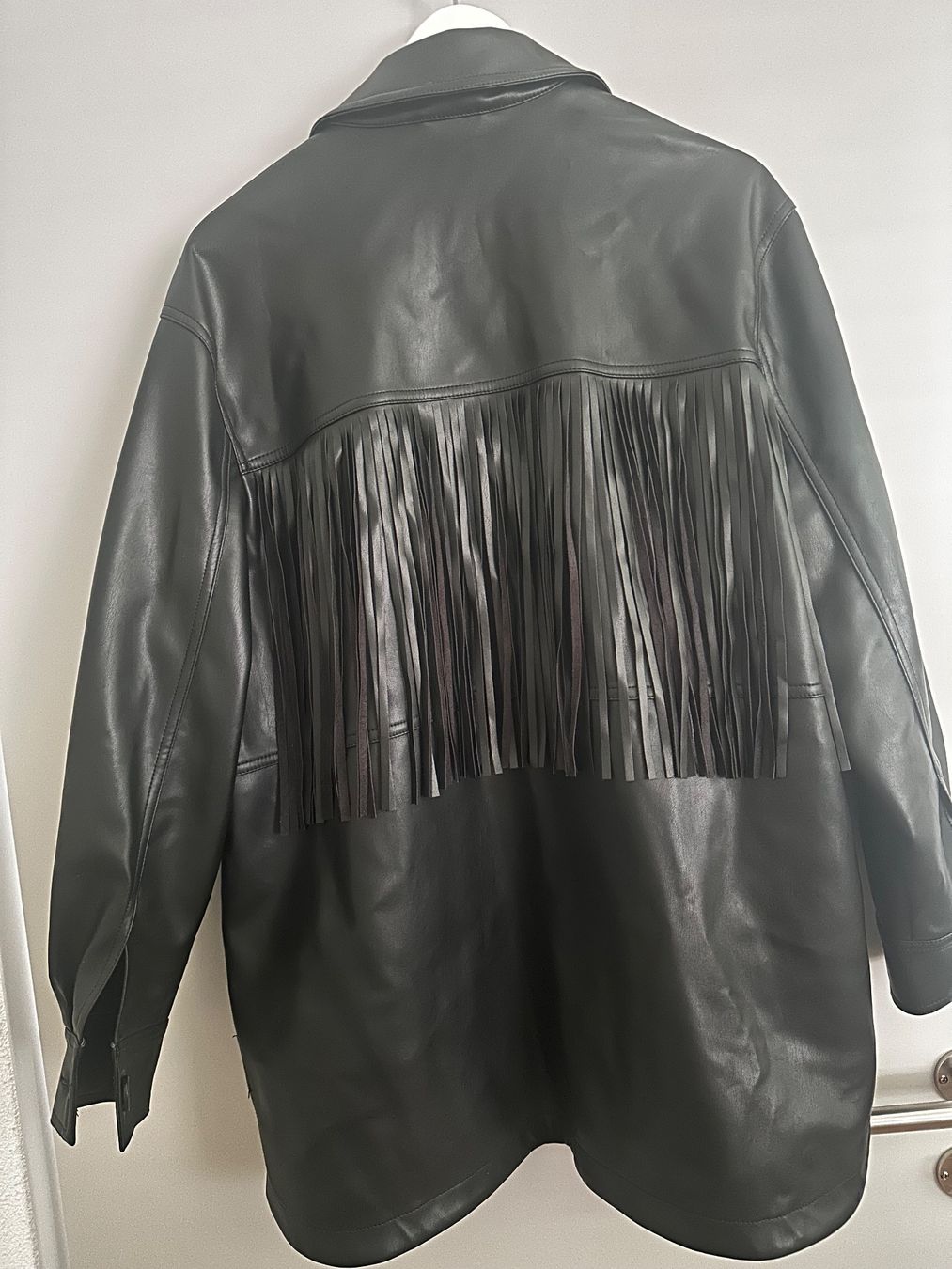 Mango Giacche: Schwarze Kunstlederjacke mit Fransen von Mango, Grösse M – Usato da Haldenstein venduto da enie123 3