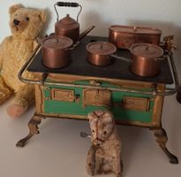 Antikes Spielzeug Kochherd mit Zubehör und Steiff Teddy