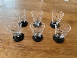 6 Vintage Schnapsgläser / Likörgläser mit schwarzem Fuss