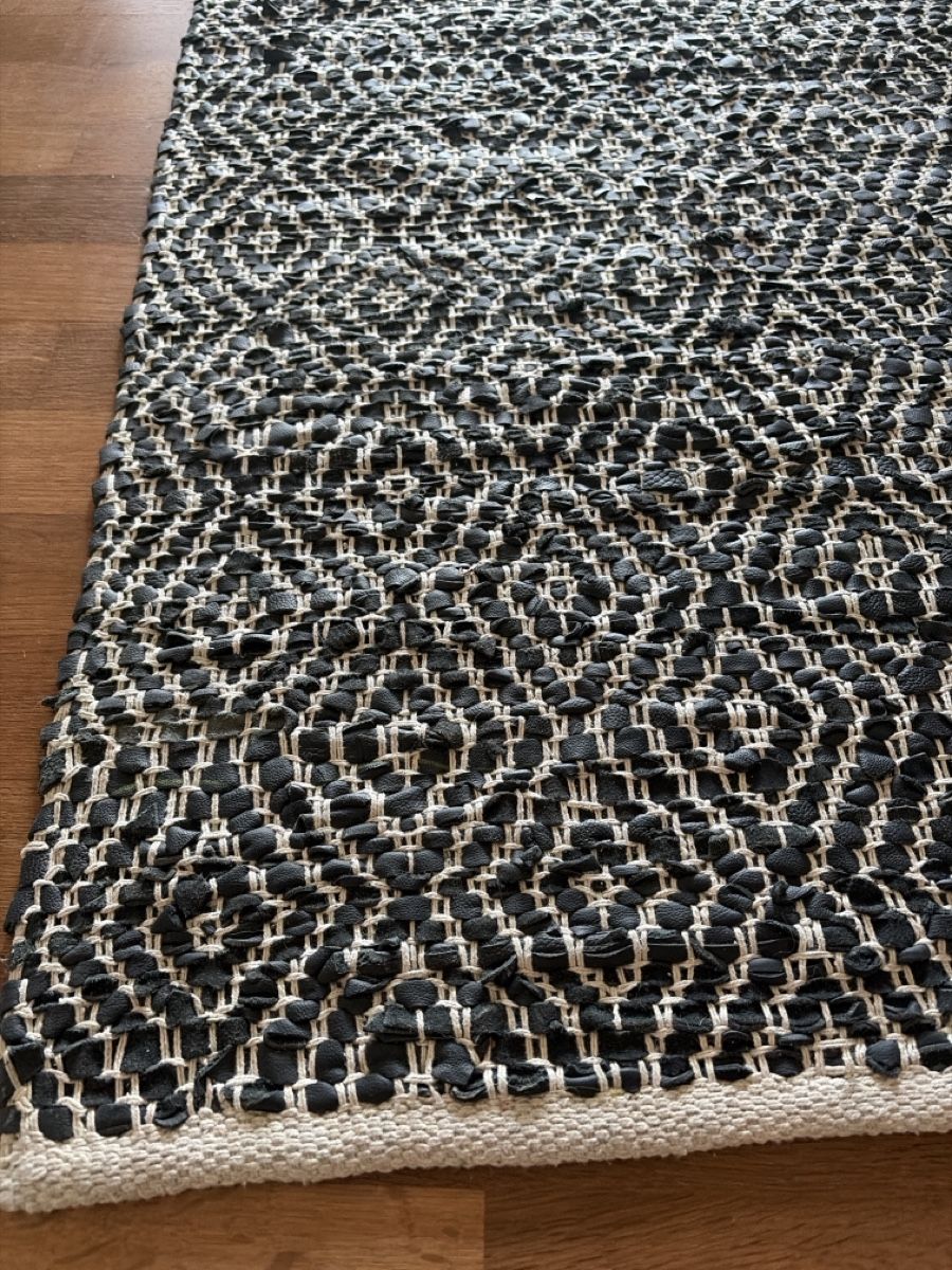 Teppiche: 70cm x 145cm Teppich schwarz/beige – Neu (gemäss Beschreibung) aus Meilen von SabrinaK1992