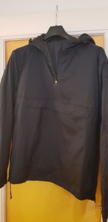 Schwarze Regenjacke mit Kapuze - Ideal für den Herbst!
