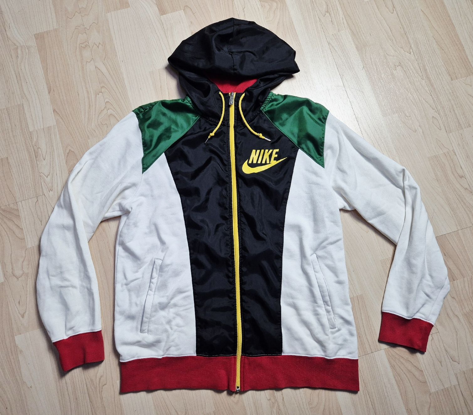 Nike Giacche: Rare Nike Jacke Grösse L  – Nuovo (secondo la descrizione) da St. Gallen venduto da CaliSunshine