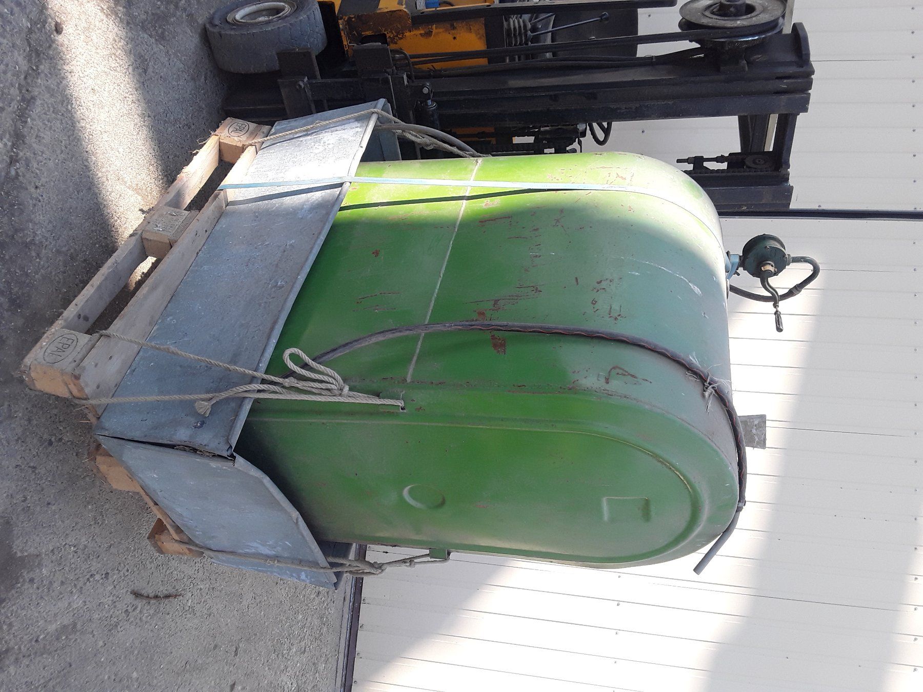 Accessori per altri veicoli: Diesel- oder Öltank ca. 1000 Liter – Usato da Schleitheim venduto da mauzlen 3