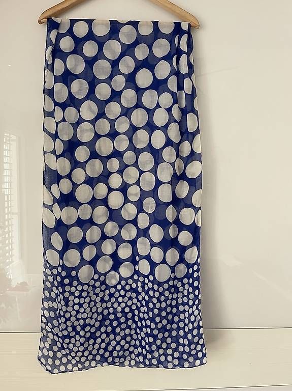 Guess Foulards, Tücher & Schals: Neuwertiger Guess Schal – Gebraucht aus Zürich von michaela_2024 1