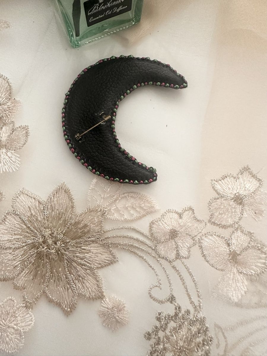 Spille & Fermagli: Handmade Beaded Crescent Moon Brooch Pin – Nuovo (secondo la descrizione) da Oftringen venduto da Eylem79 5