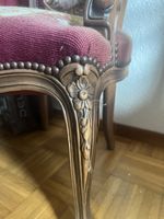 Antiker Stuhl mit Gobelinbezug, restaurationsbedürftig