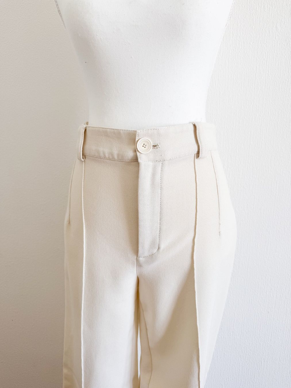 Pantaloni: Pantalon crème NEUF – Usato da Lausanne venduto da Greenbyaudrey 1