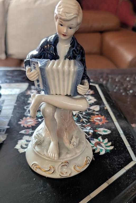 Statuette: Capodimonte Figur Akkordeonspieler, 20 cm – Usato da Ascona venduto da ArtRomantica